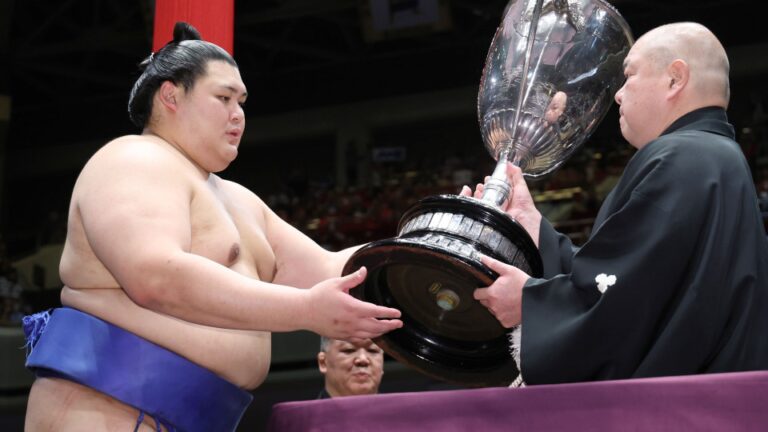Onosato soulève le trophée avec 14-1 record après la défaite contre Hoshoryu