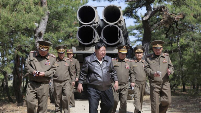 Test de missiles Kim Guides de la Corée du Nord pour la contre-attaque nucléaire