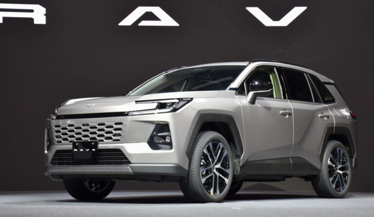 Toyota dévoile le dernier RAV4, 1er pour incorporer un nouveau système logiciel