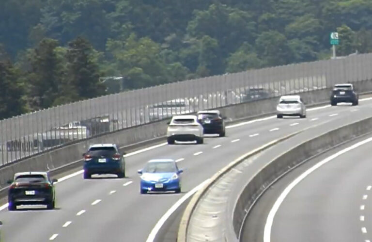 Un homme arrêté après un accident de conduite dans le mauvais sens sur l'autoroute Japon