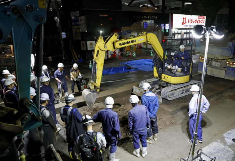 Déthole de 4 mètres de long dans le sud-ouest du Fukuoka du Japon réparti