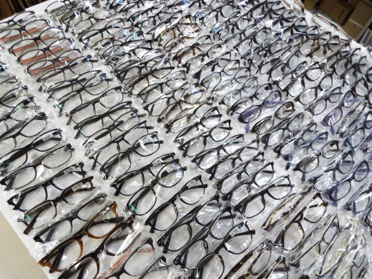 Entreprise japonaise soutenant les réfugiés à donner des lunettes à Ukraine déchirée par la guerre