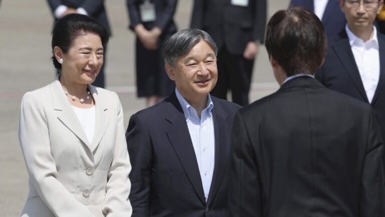 Japon Imperial Couple pour commémorer les victimes de bombes A à Hiroshima