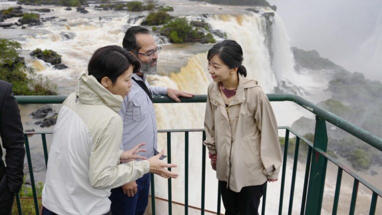 La princesse Kako visite Iguacu Falls alors que la visite du Brésil se termine