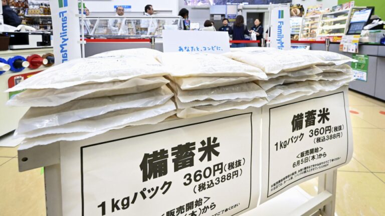 Les chaînes de dépanneurs du Japon commencent à vendre du riz gov't stockpilé