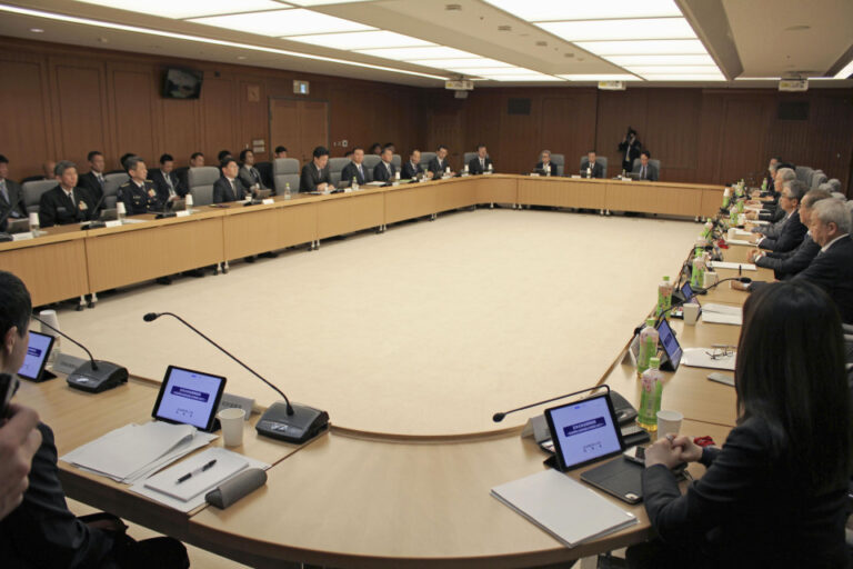 Panel pour proposer le Japon peser les dépenses de défense supérieure à 2% du PIB