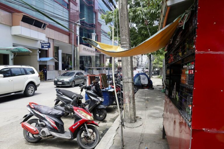 2 hommes philippins tenus sur 2 japonais à Manille