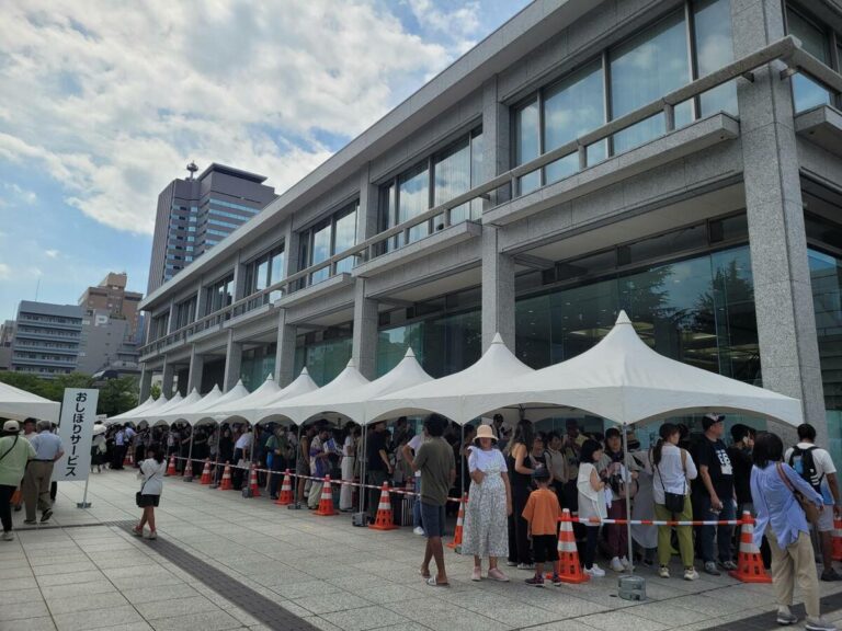 Cérémonie Hiroshima A-Bomb « Éclairer » pour les visiteurs étrangers