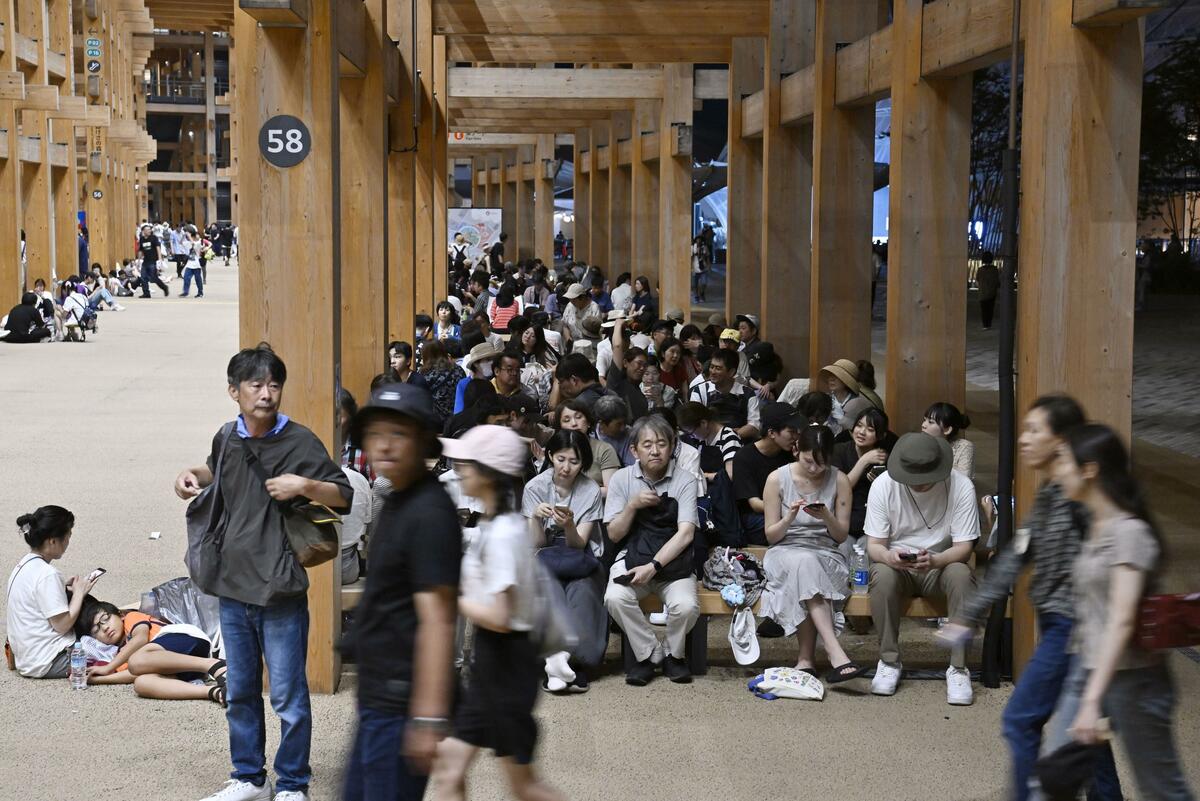 Un fallo en el metro deja a los visitantes de la Expo varados hasta bien entrada la noche