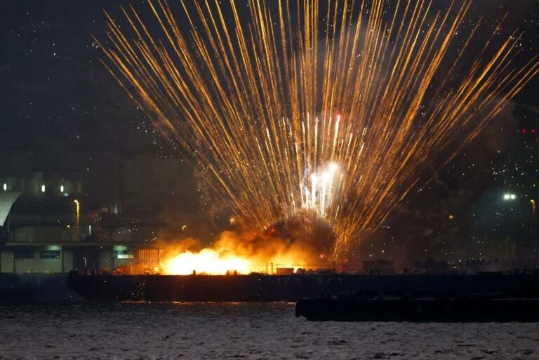 Fire se brise sur des feux d'artifice au festival Yokohama près de Tokyo
