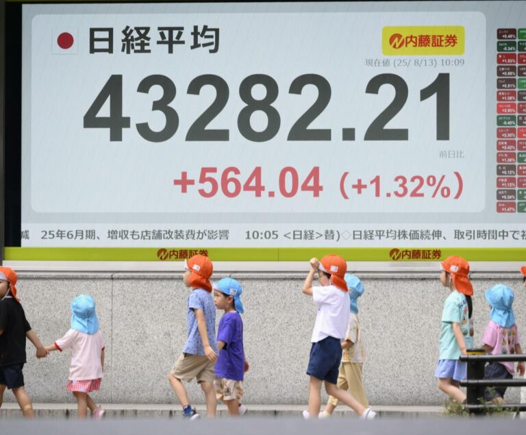 L'indice boursier de Nikkei atteint un nouveau record supérieur à 43 000 après Wall St. Gains