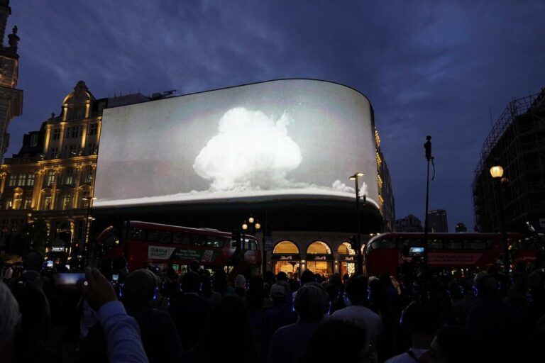La Grande-Bretagne marque 80e ANNIV A-BOMB. avec service religieux, projection de films