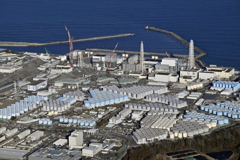 La libération de l'usine de Fukushima au Japon de l'eau traitée en mer entre 3e année