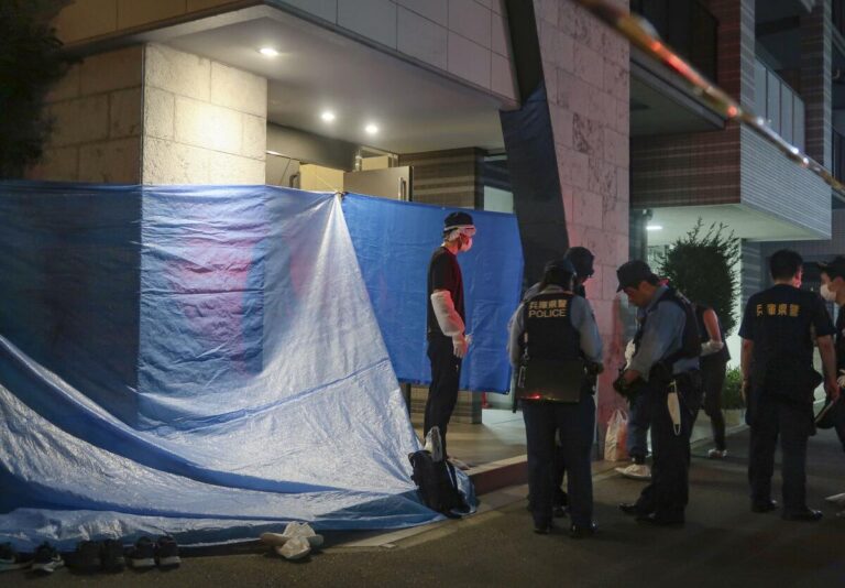 La police recherche l'homme après avoir poignardé la mort d'une femme de 24 ans à Kobe