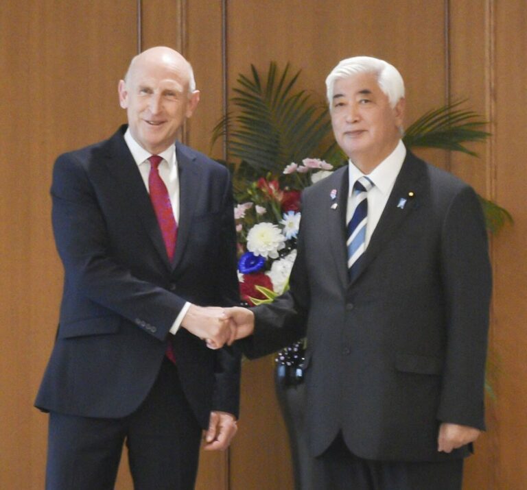 Le Japon, les chefs de la défense britannique acceptent de stimuler le cyber et la coopération spatiale