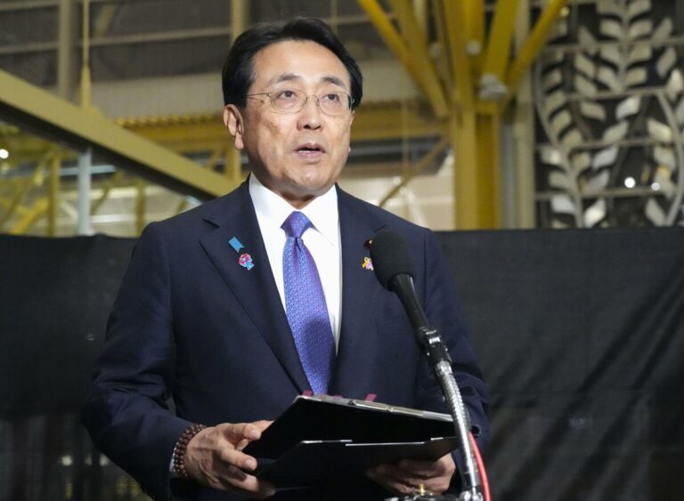 Le négociateur du tarif au Japon arrive aux États-Unis à la recherche d'une coupe de tarif automobile rapide
