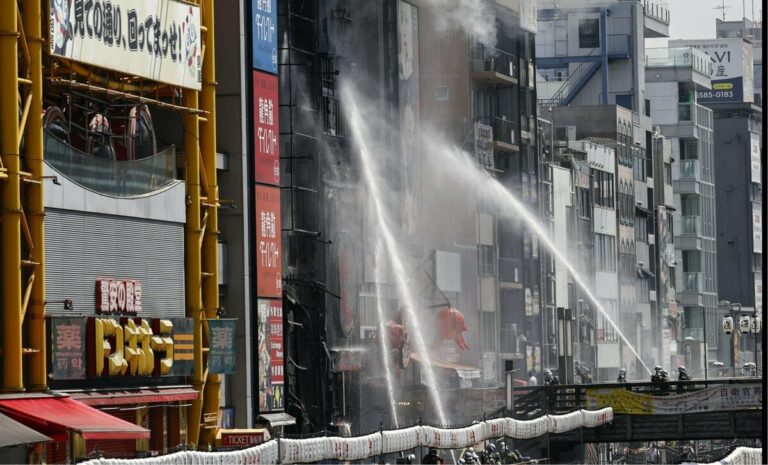 Les incendies se brisent dans le bâtiment du populaire district de Dotombori d'Osaka