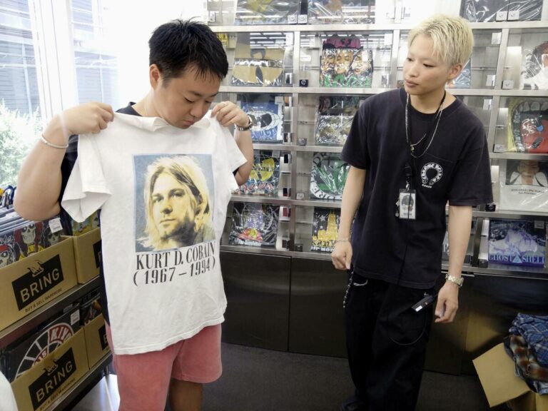Les jeunes du Japon investissent dans des vêtements vintage alors que le marché d'occasion se réchauffe