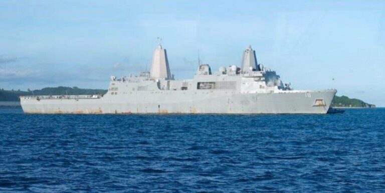 Les navires militaires américains attrapent le feu de Okinawa, aucune blessure signalée