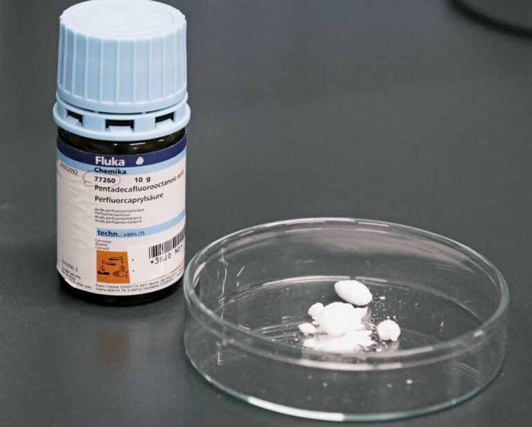 Les produits chimiques PFAS détectés dans les boues d'épuration à 34 emplacements à travers le Japon
