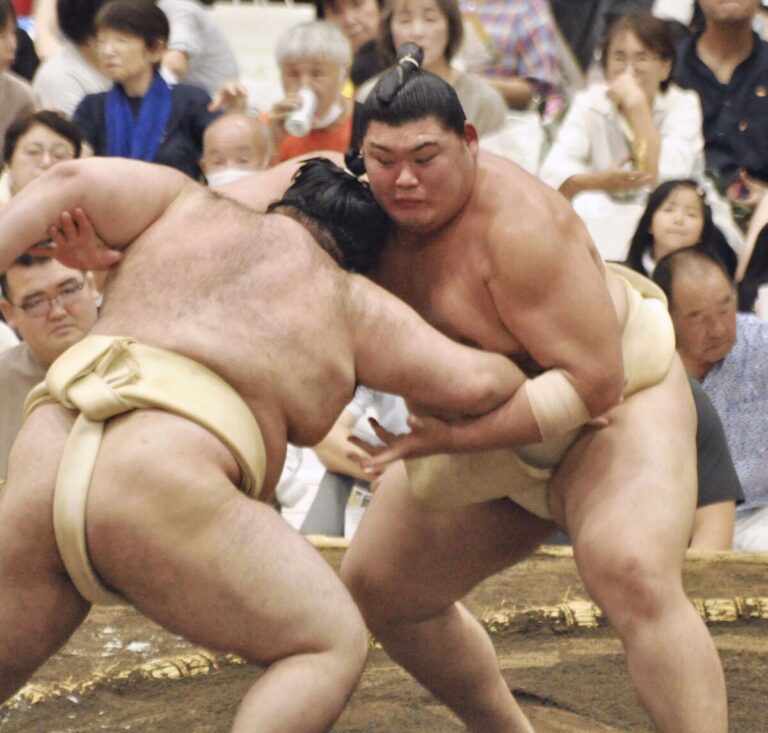 Onosato se produit pour la foule à guichets fermés dans Ishikawa préfère natif.
