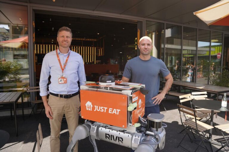 Robot de livraison de nourriture suisse aux yeux pour le marché du Japon contesté au travail