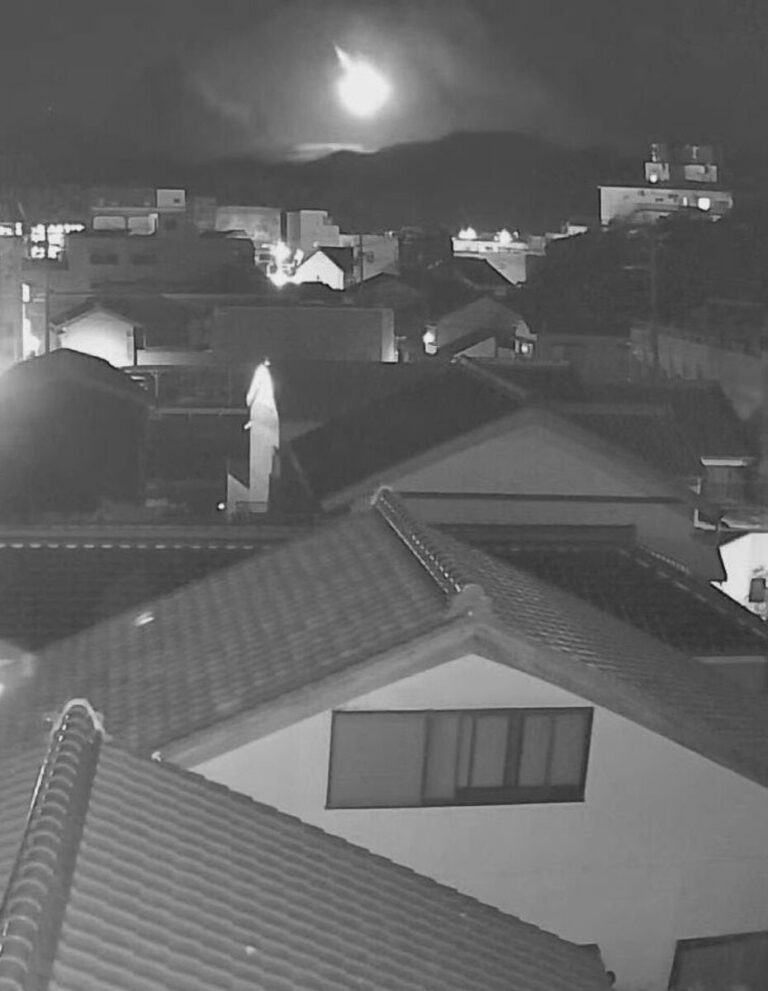 Un objet mystère illumine les cieux nocturnes à travers l'ouest du Japon