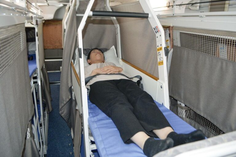 Bus Company présente le 1er service du Japon avec des sièges à plate-forme