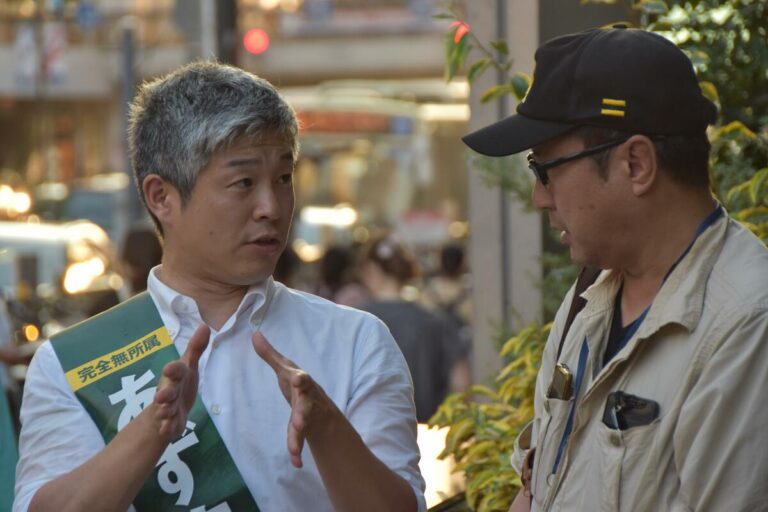 Caractéristique: Une voix calme dans une élection forte: la campagne solitaire de Shuhei Azuma