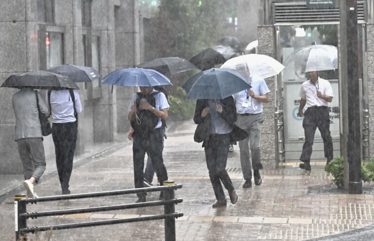 L'entretien de pluies fortes de Tokyo, arrêt les services de train à grande vitesse