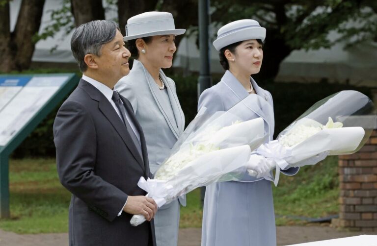 La famille du Japon Imperial rend hommage aux victimes de bombes A à Nagasaki