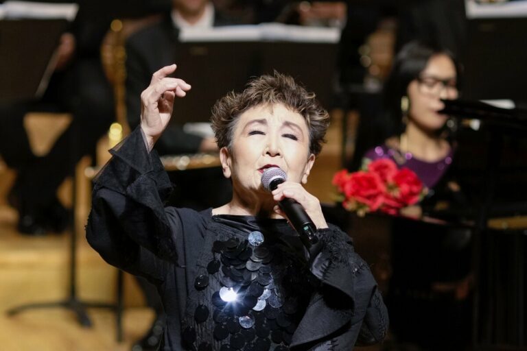 Le message de paix du chanteur japonais né en Chine résonne avec le public local