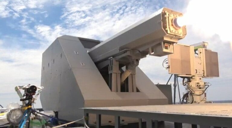 Le railgun japonais monté sur les navires frappe avec succès la cible au test
