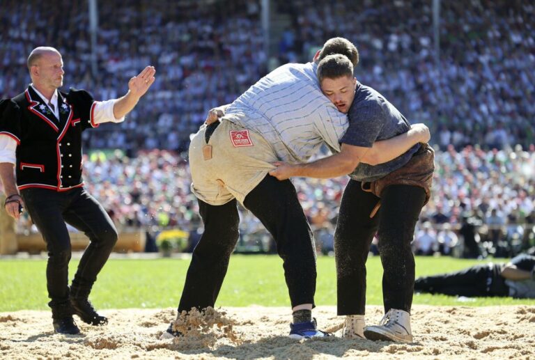 Le roi « Suisse Sumo » a couronné le Triennal Folk Sport Festival