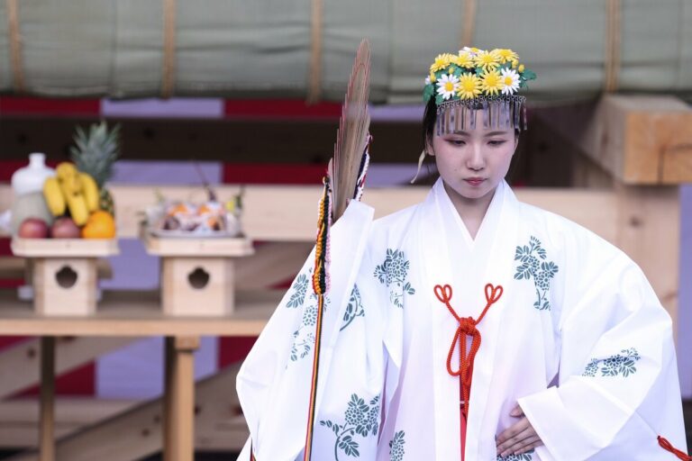 Le sanctuaire shinto le plus sacré du Japon a été reconstruit tous les 20 ans depuis plus d'un millénaire