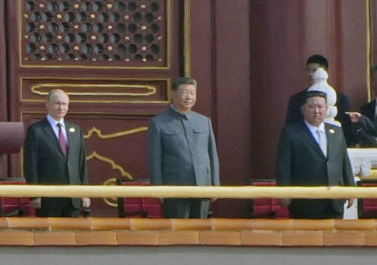 Les étapes de la Chine défilé militaire de la Seconde Guerre mondiale mettant en valeur l'unité avec la Russie, N. Corée