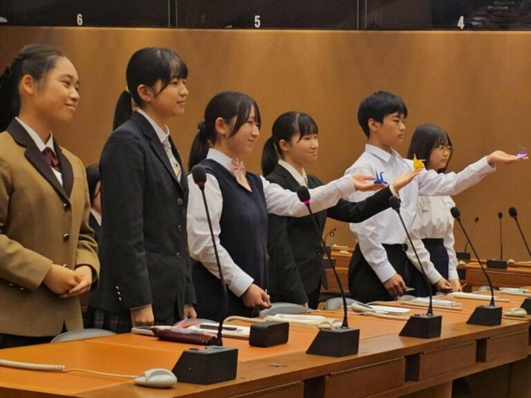 Messagers de jeunes japonais pour la pétition de paix contre les armes nucléaires lors de la visite de l'ONU