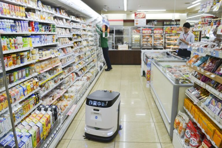 Sept-Eleven commence un essai de robots de garniture de conservation des étagères à Tokyo