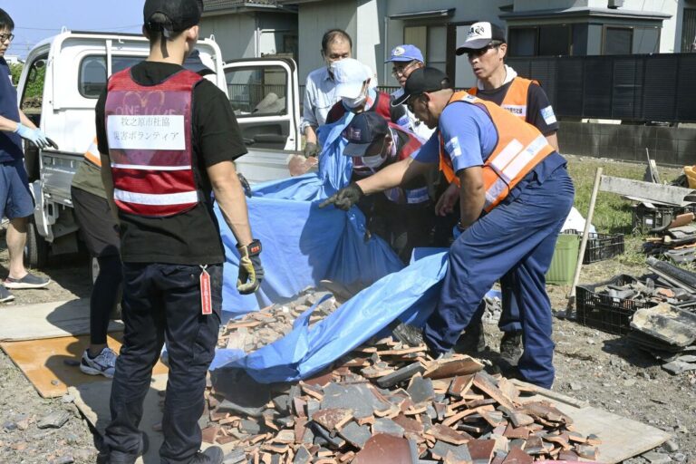 Tornado qui a frappé le centre du Japon City, l'un des plus forts jamais enregistrés au Japon