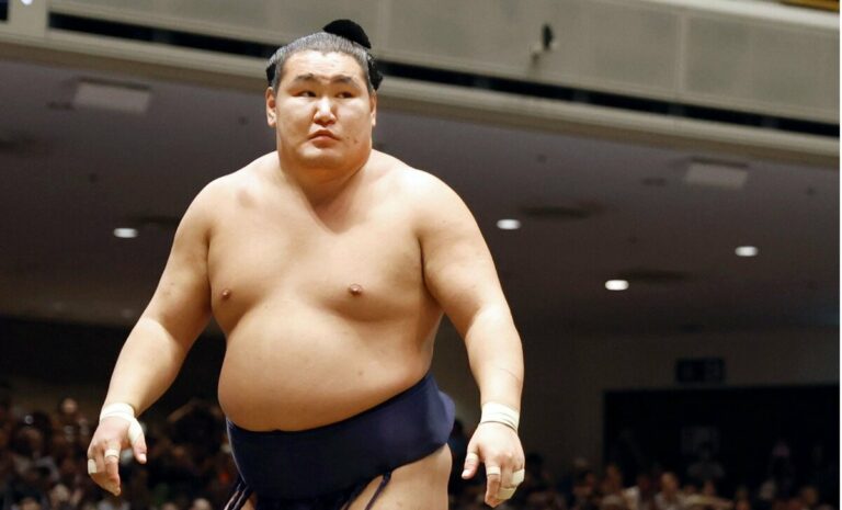 Yokozuna Hoshoryu prend des devants alors qu'Aonishiki tend Kirishima 1ère perte