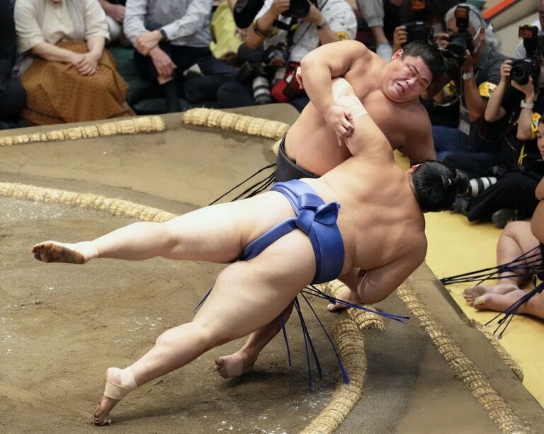 Young Talent Hakuoho bascule Yokozuna Onosato à l'automne Meet