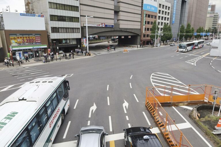 3 personnes heurtées par une voiture à un passage pour piétons près de la gare de Nagoya, un conducteur des années 70 arrêté