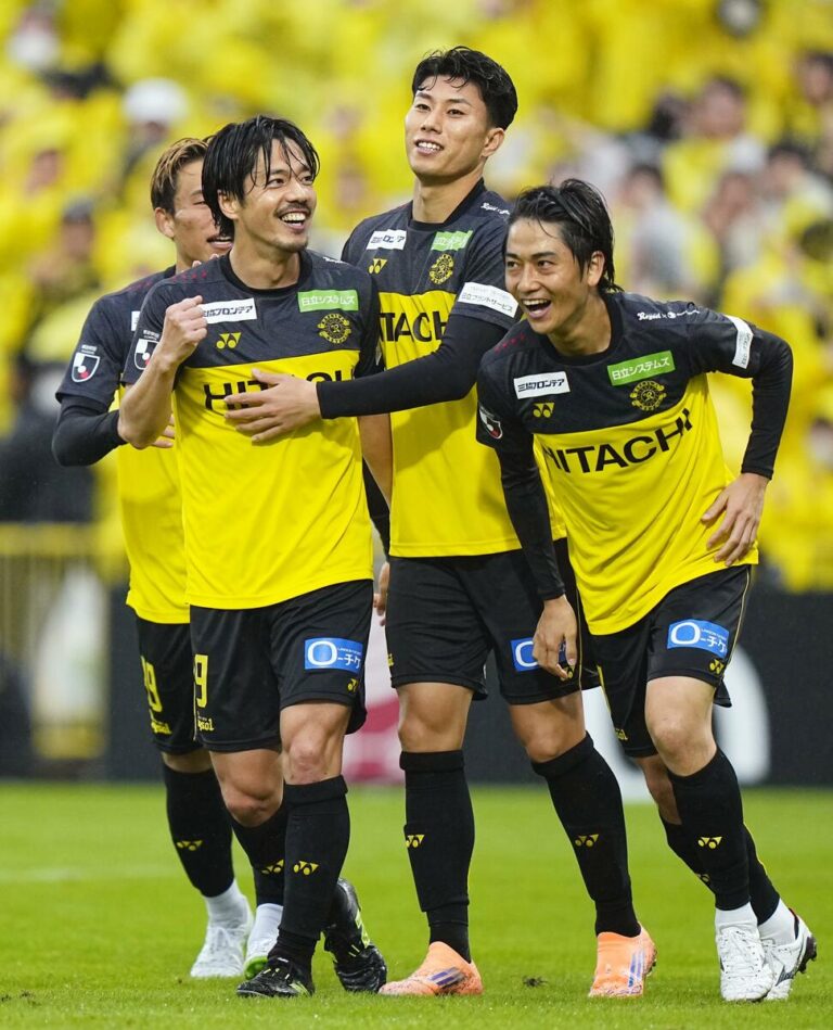 Kashima s'empare du match nul tardif pour rester en tête, Niigata chute