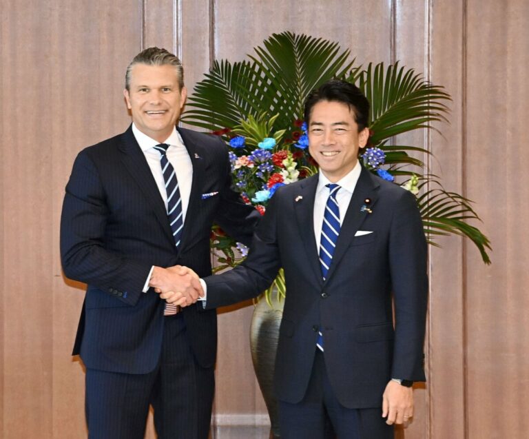 Koizumi fait part aux États-Unis de leur détermination à augmenter les dépenses de défense du Japon