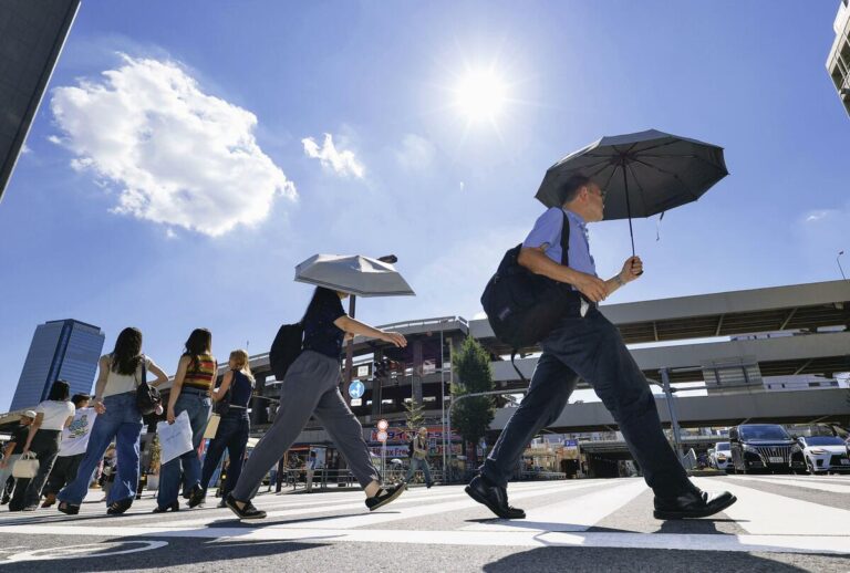 La chaleur estivale croissante incite davantage d'hommes de Tokyo à utiliser des parasols (enquête)