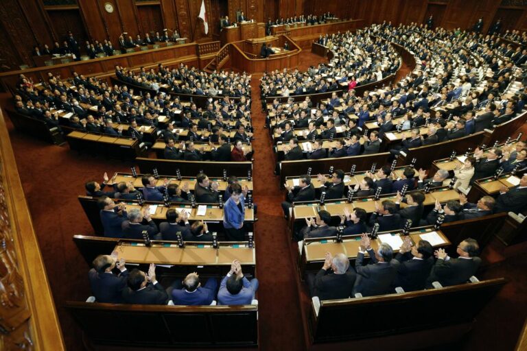 La première femme Premier ministre du Japon à être scrutée sur l'égalité des sexes
