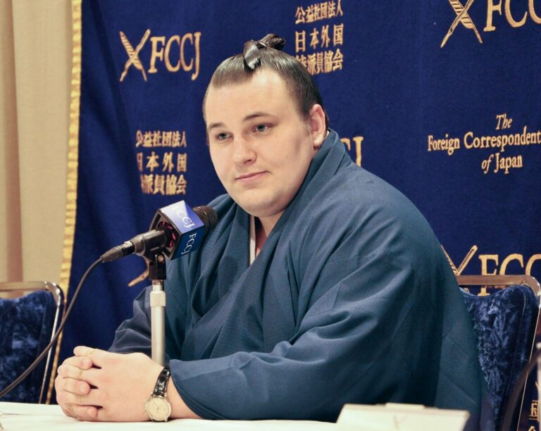 La star ukrainienne Aonishiki réalise son rêve et est déterminée à atteindre le sommet