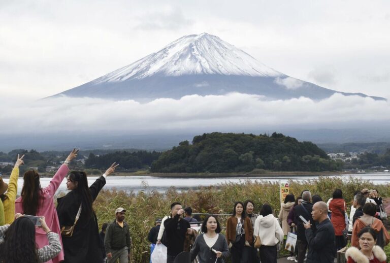 Le Mont Fuji reçoit son premier manteau de neige de la saison, 21 jours plus tard que d'habitude