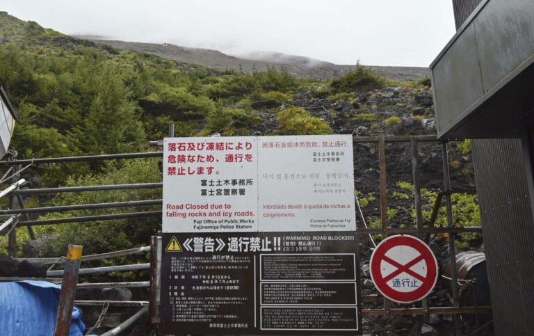 Le mont Fuji voit diminuer le nombre d'alpinistes bloqués après l'établissement de règles plus strictes