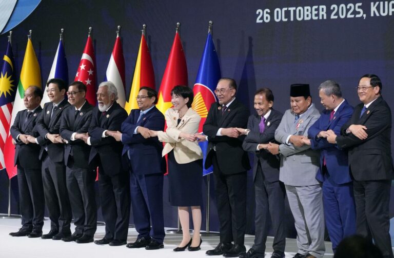 Le nouveau Premier ministre japonais Takaichi accueilli par l'ASEAN et met l'accent sur la coopération en matière de sécurité